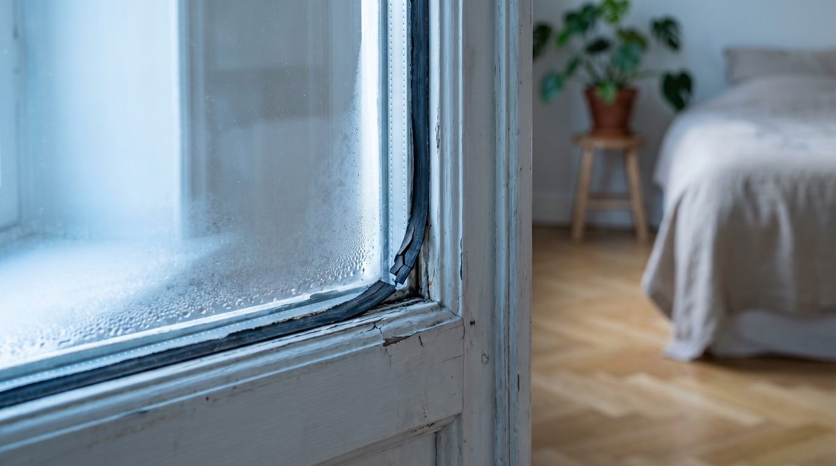 Detailaufnahme einer defekten Fensterdichtung – typisches Anzeichen für alte Fenster