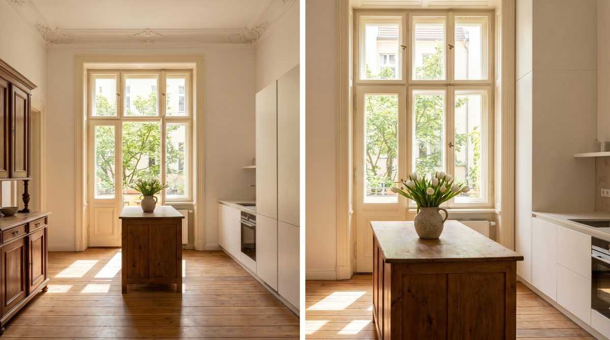 Holzfenster in einer klassischen Altbau-Küche mit hohen Decken und Stuck