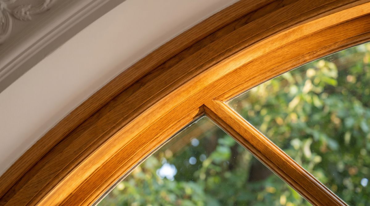 Gepflegter Holzfensterrahmen mit schöner Maserung im Altbau