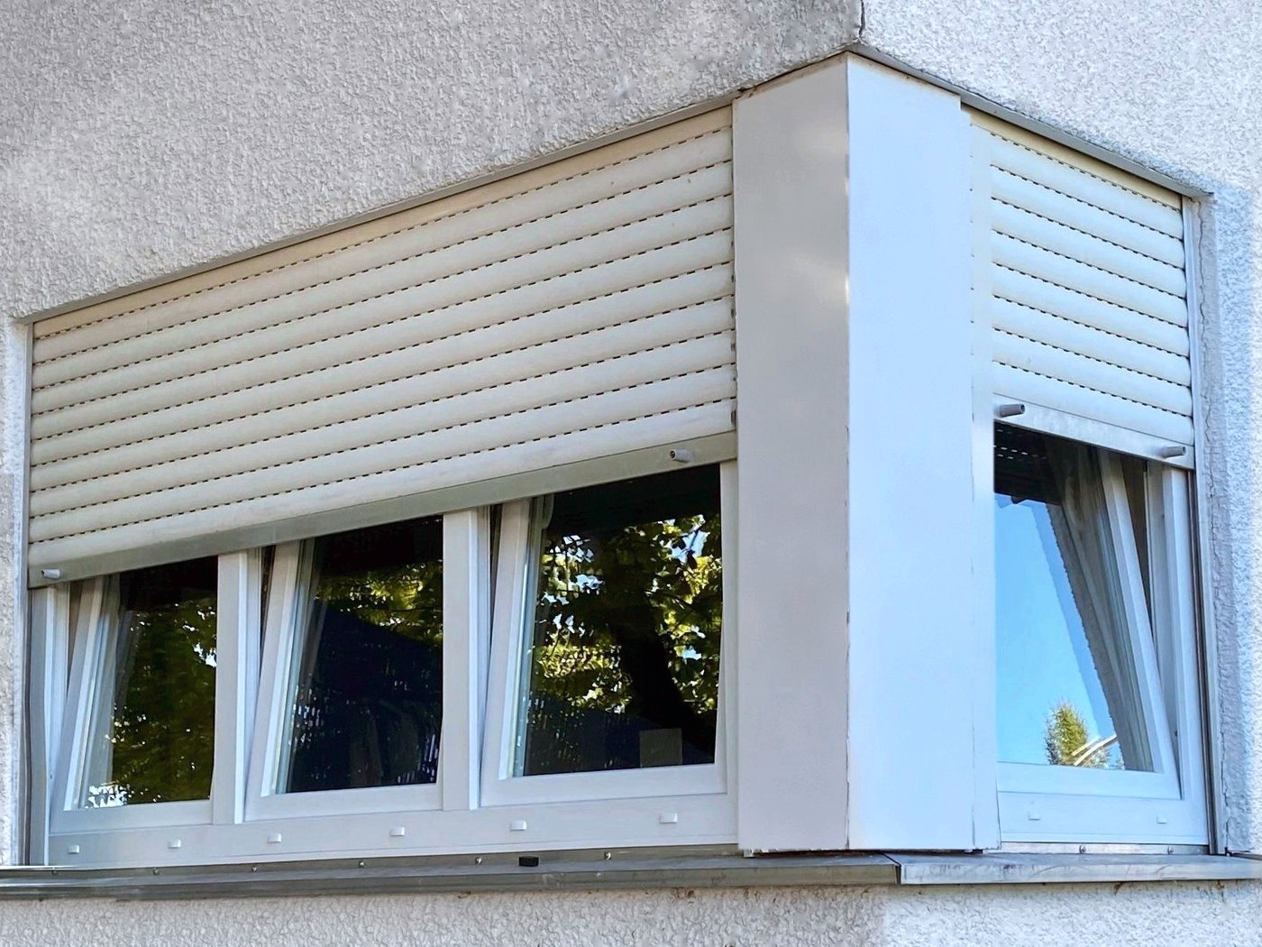Neue Kunststofffenster mit erhaltenen Rollläden und Holzeckverkleidung in Echterdingen