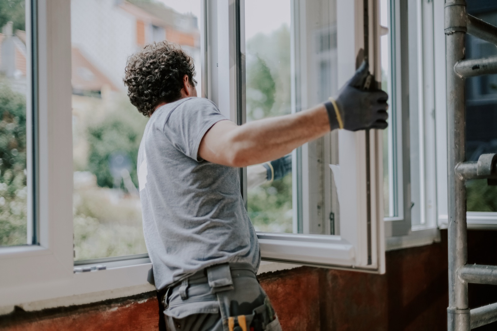 Fenstermonteur von FensterHero setzt einen Fensterflügel bei der Fenstermontage in Stuttgart ein
