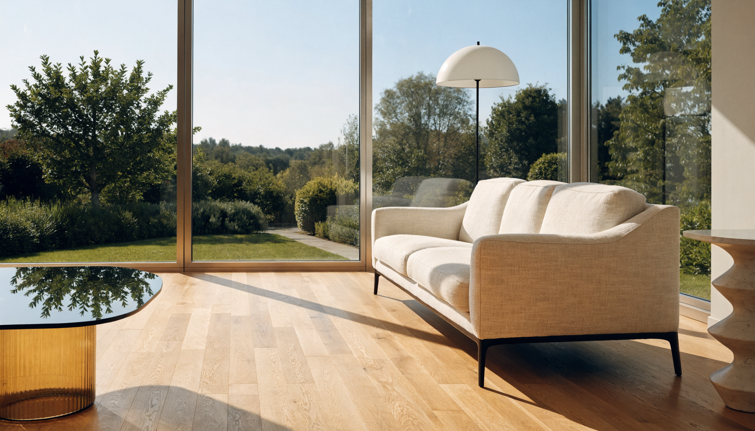 Saubere bodentiefe Fenster in einem hellen Wohnzimmer mit Gartenblick