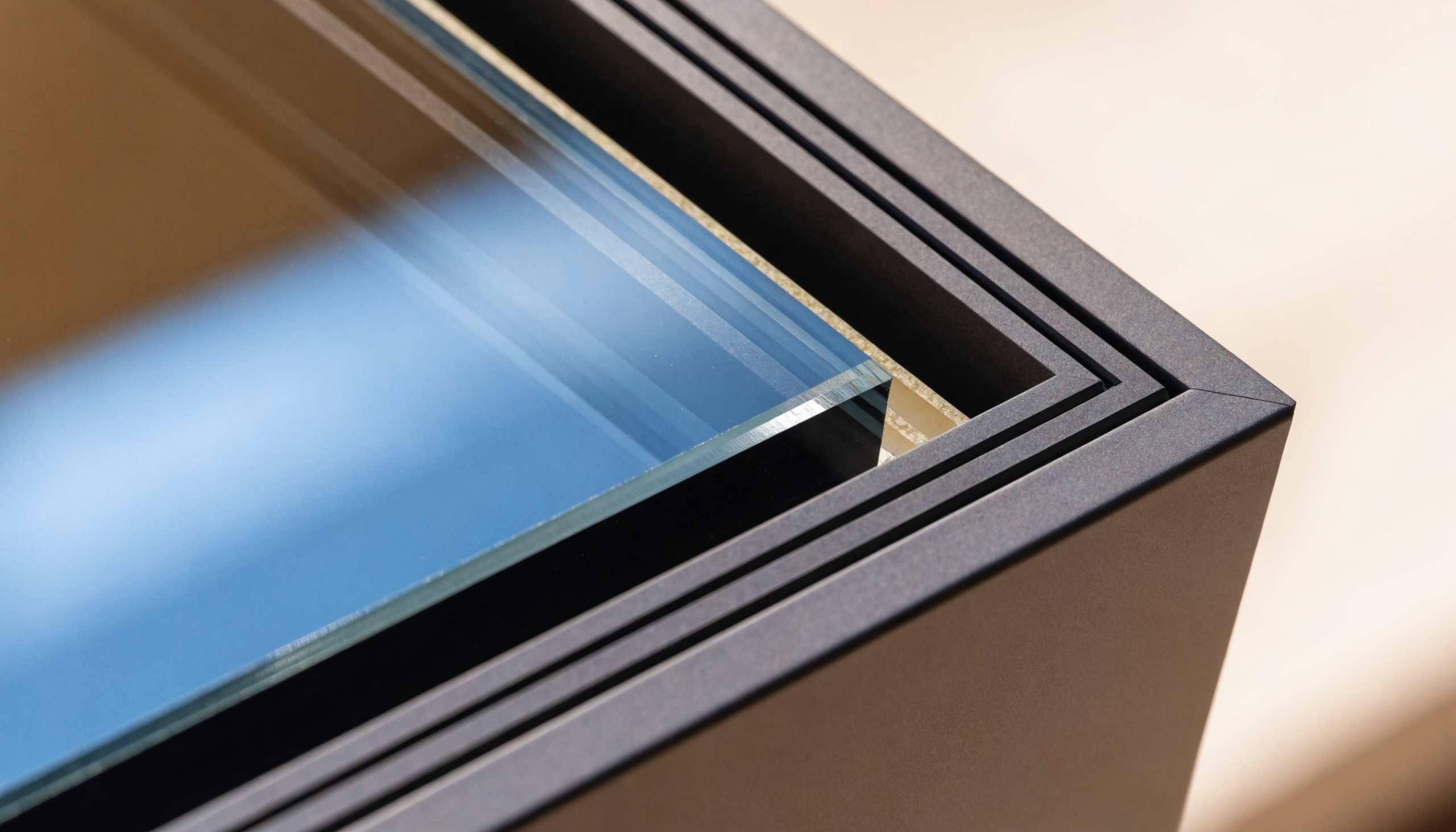 Modernes anthrazitfarbenes Fensterprofil mit Verglasung im Detail
