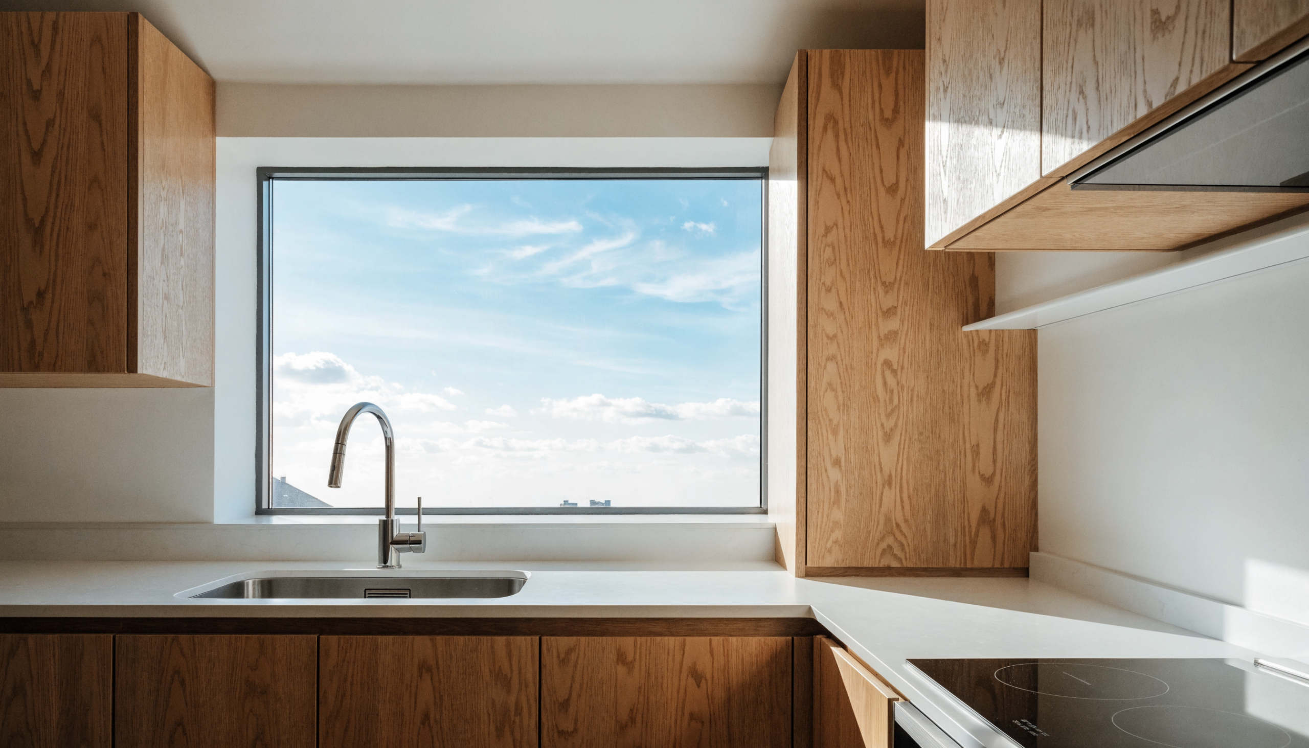Neu eingebautes Fenster über der Arbeitsfläche in einer modernen Küche