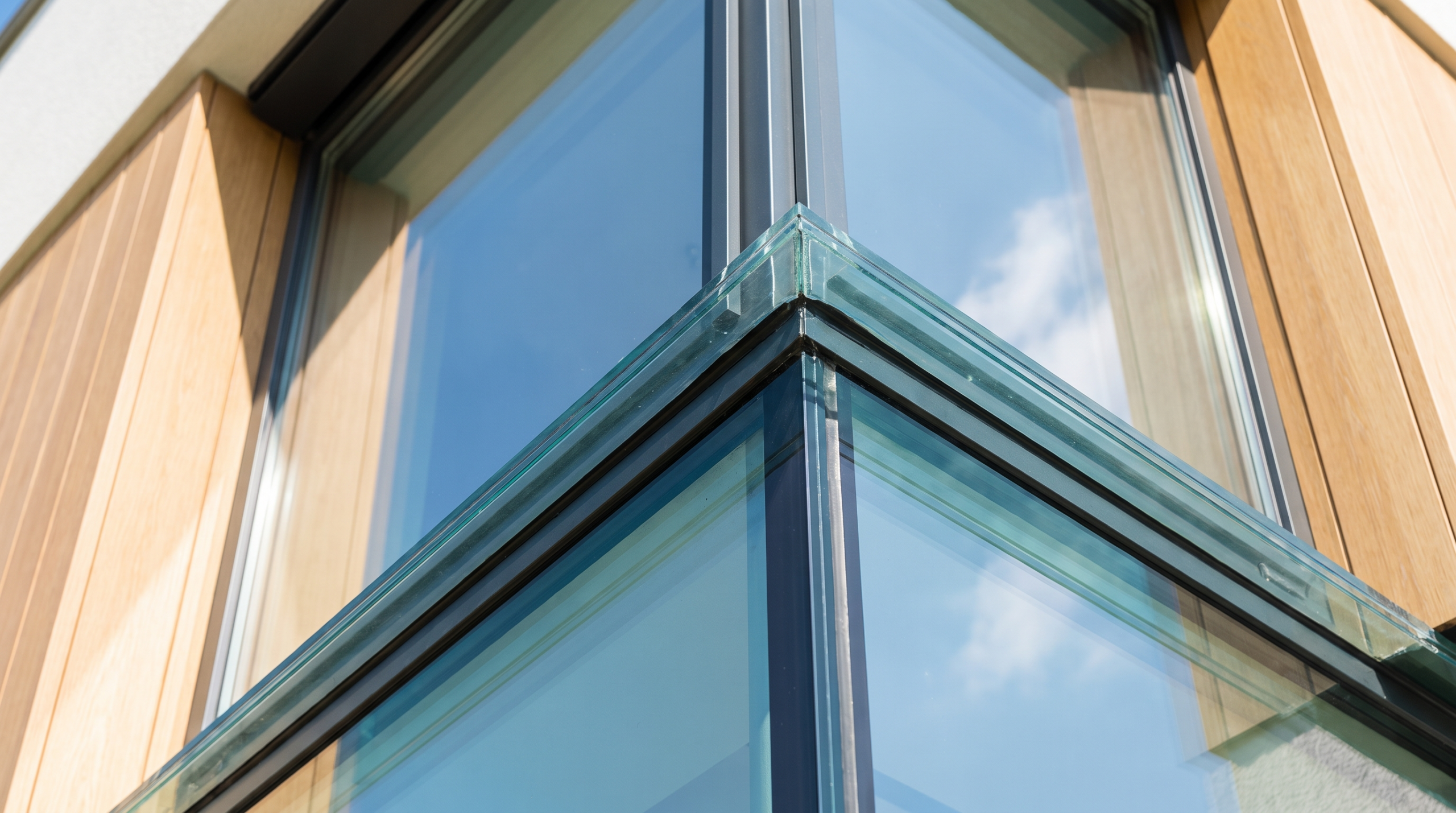 g-Wert Fenster: Solar-Beschichtung am Glasrand reflektiert Sonnenlicht